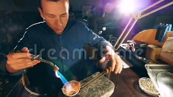 珠宝商在车间工作时熔化金属珠宝商金匠在一个专业的珠宝车间视频的预览图
