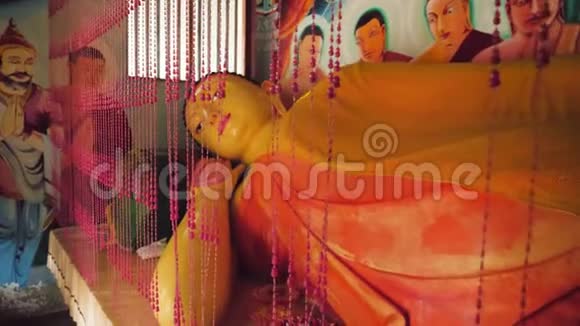 斯里兰卡老佛寺卧佛大像4k多利视频视频的预览图