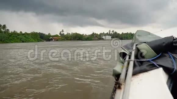热带暴雨前阴天在热带雨林航行的摩托艇的4k镜头视频的预览图
