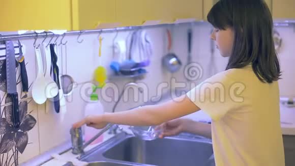 少女在水槽里洗碗帮忙做家务视频的预览图
