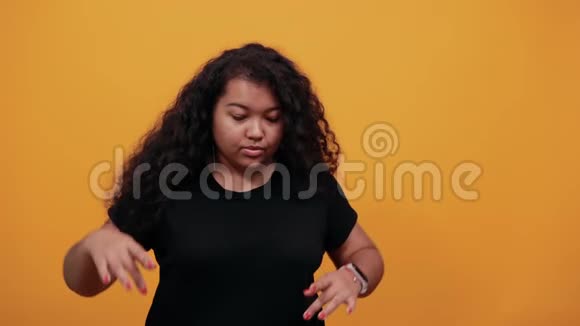 严肃的美国黑人小姐用手指做动作视频的预览图