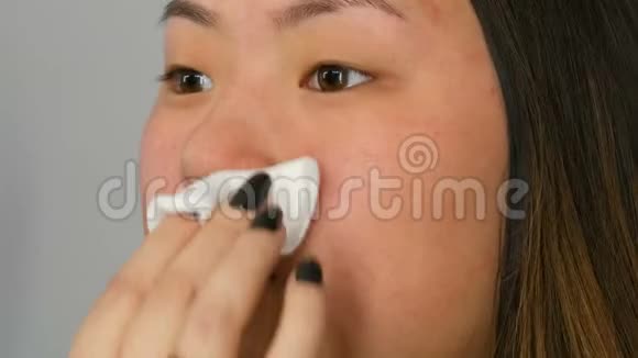 美容师在美容院清洗一名亚洲韩国妇女的皮肤视频的预览图