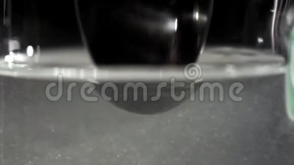 白色微粒在一杯水中旋转视频的预览图
