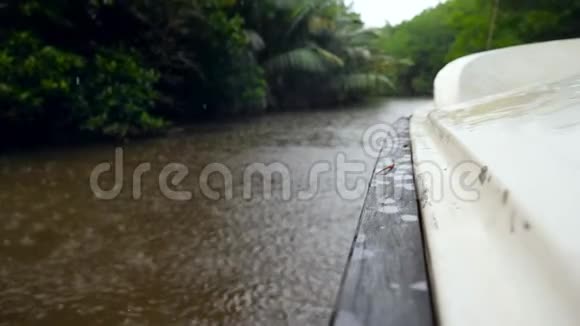特写4k片雨水滴落在红树森林的摩托艇上视频的预览图