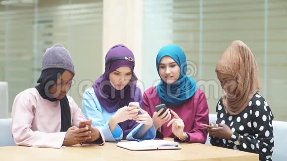 现代商业中心使用智能手机的年轻商业穆斯林女企业家团体视频的预览图