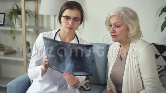 医生助理在她家探望一位年长的女士视频的预览图