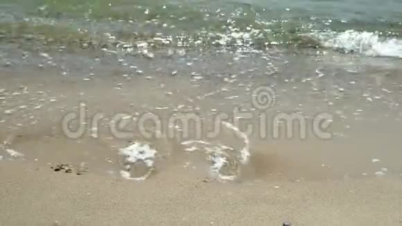脚踩在沙滩上冲掉海浪视频的预览图