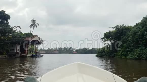 在热带丛林森林的河上泻湖中航行的4K小船的镜头视频的预览图