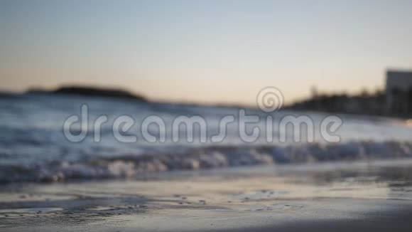 日落时分人的双腿沿着海岸线缓慢地行走视频的预览图