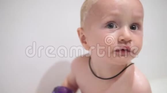 一个小男孩用泡沫和肥皂泡洗澡视频的预览图