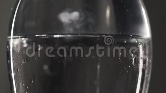 玻璃器皿中的化学实验室实验视频的预览图