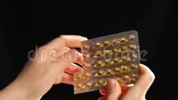 女性的手从水泡中提取药丸视频的预览图
