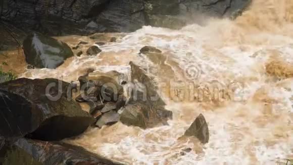 4k视频雨中的泥石流和脏水流视频的预览图