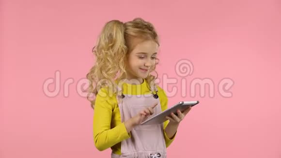 漂亮的年轻女性正在平板电脑上自拍视频的预览图