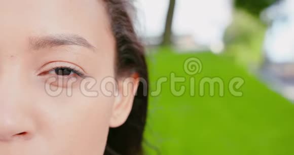 亚洲小姐眼睛眨眨眼的户外视频的预览图