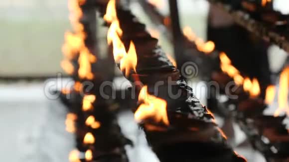 斯里兰卡佛寺烧油蜡烛和灯笼的特写4k视频视频的预览图