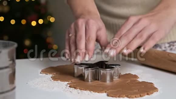 家庭主妇做圣诞饼干女人用生面团把姜饼做成圣诞树的形状视频的预览图