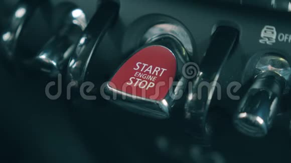 汽车的发动机开始时按下按钮视频的预览图
