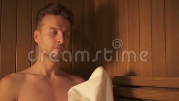 在传统的蒸汽桑拿浴室中可以近距离观看美丽的男性脸和胡须视频的预览图
