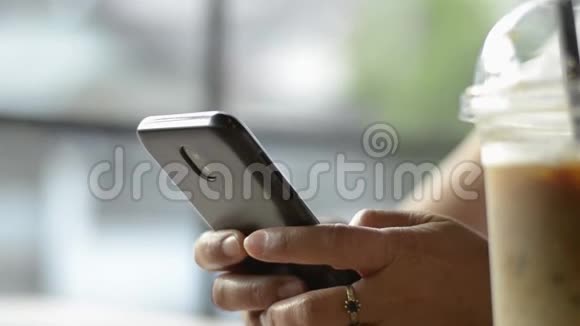 亚洲妇女在饮酒期间在手机智能手机上使用和短信进行交流和在线社交聊天视频的预览图