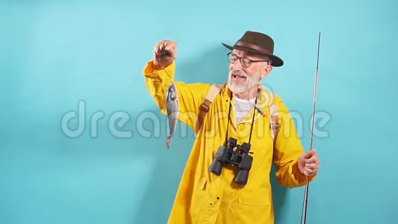 老渔夫为他的妻子和家人钓到了鱼视频的预览图