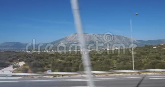 从火车窗口到群山的希腊雅典景色视频的预览图