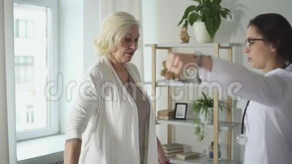 医生给她家的退休妇女做了些轻松的运动视频的预览图