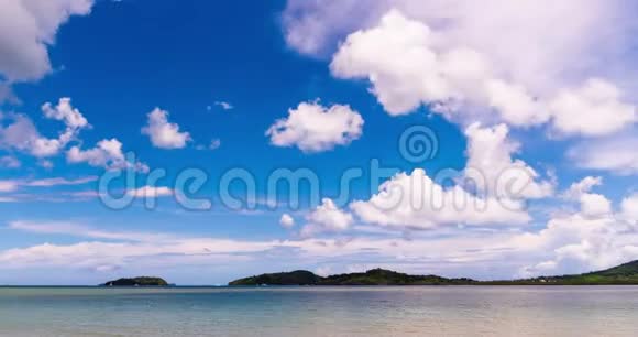4季末夏季热带海水沙滩白沙蓝天夏日阳光明媚海滨海滩风光海滩海浪视频的预览图
