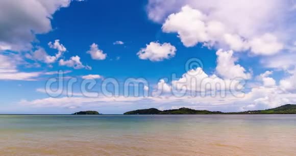 4季末夏季热带海水沙滩白沙蓝天夏日阳光明媚海滨海滩风光海滩海浪视频的预览图