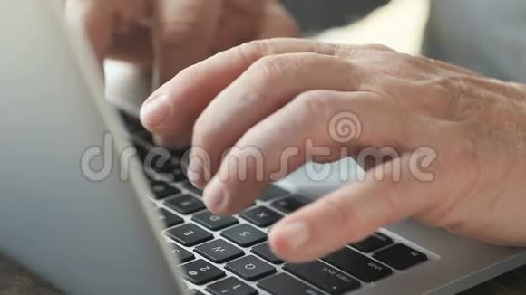 手提电脑键盘的人视频的预览图