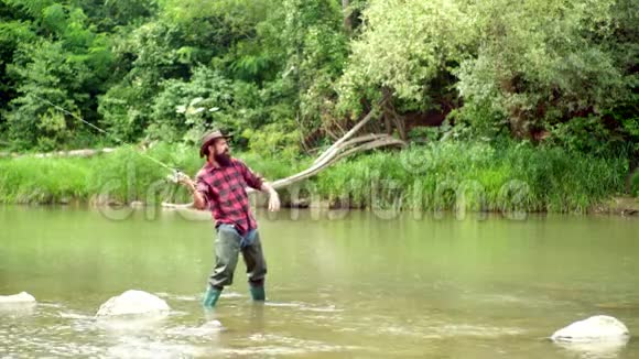 抓着褐鳟静水鳟鱼钓鱼钢头虹鳟钓鱼成为一种流行的娱乐活动视频的预览图