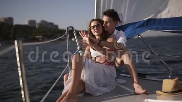浪漫的年轻夫妇一起在公海航行的小游轮上享受时光女人和男人在船上相爱视频的预览图