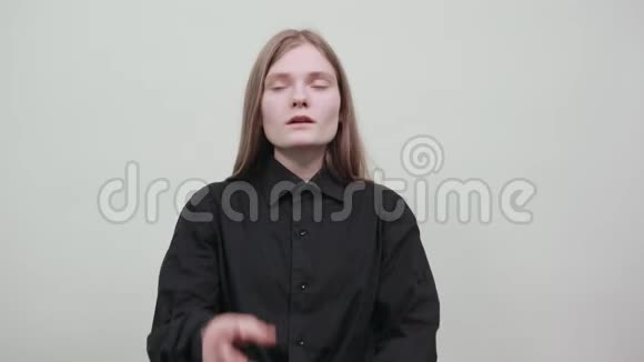 白种人年轻的女人把手放在下巴上抬头思考视频的预览图