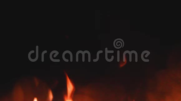 夜间燃烧火焰的近景火柴火篝火篝火篝火视频的预览图
