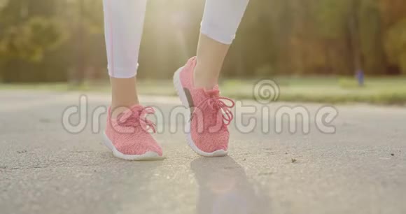 女子在慢跑训练前伸展双腿视频的预览图
