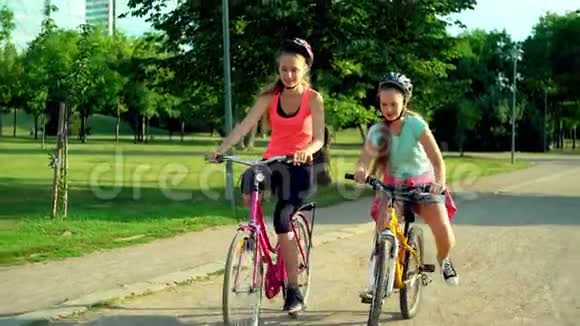 夏季公园骑自行车的儿童头盔视频的预览图