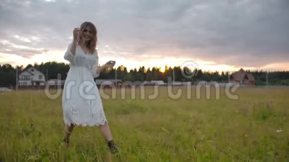 兴奋的浪漫女人回到草地上视频的预览图