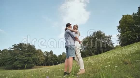 一个年轻的男人和女人站在公园里互相拥抱视频在运动和旋转视频的预览图