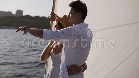 帆船浪漫的年轻夫妇一起在公海航行的小游轮上享受时光女人和男人视频的预览图