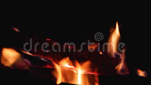 夜间燃烧火焰的近景答一根火柴火篝火篝火篝火视频的预览图