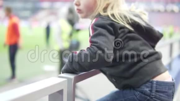 在一场足球赛中小女孩为俄罗斯队欢呼视频的预览图