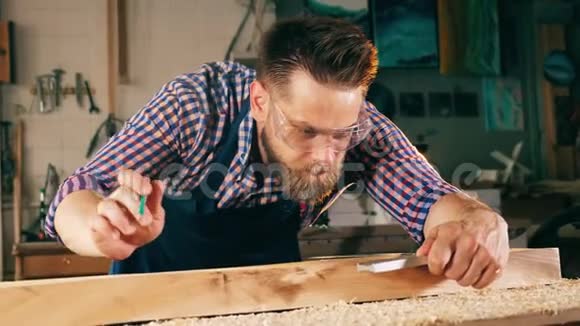 木工掌握的木材测量过程从事木工工作的工匠视频的预览图