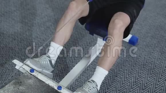 健身馆里的盖伊健美运动员用一根棒子收紧改善三头肌视频的预览图