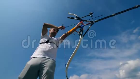 弓箭手正在拉弓弦准备射击用弓箭射击视频的预览图