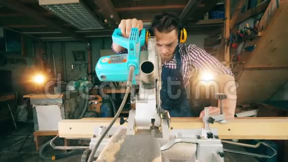 木工板是由男工机械切割的从事木工工作的工匠视频的预览图