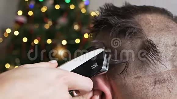 男人用电动剃须刀理发整理发型用剪发器剪发男士理发师视频的预览图