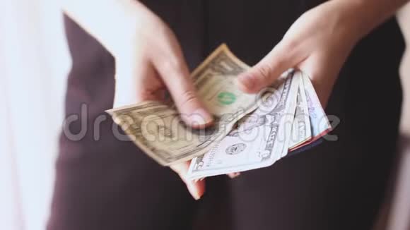 女旅行者手用不同的货币兑换现金视频的预览图