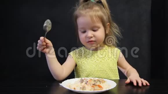 3岁女孩边吃边说话视频的预览图