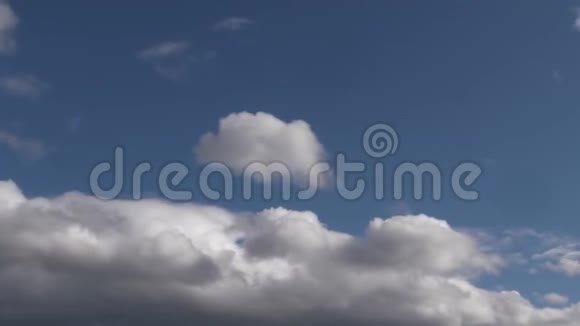 背景蓝天上白云的足迹视频的预览图