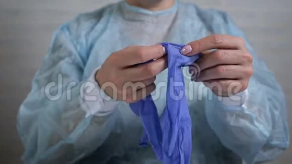 女医生戴上蓝色消毒手术手套备在诊所进行手术治疗视频的预览图